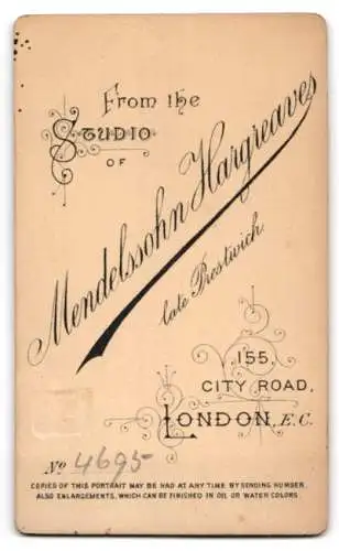 Fotografie Mendelssohn Hargreaves, London, City Road 155, Kleinkind auf einem Stuhl mit Pelzdecke