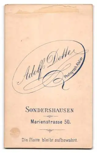 Fotografie Adolf Dette, Sondershausen, Marienstrasse 50, Kleines Kind in weissem Kleid auf Sessel