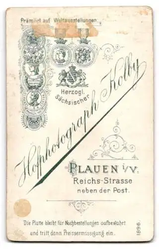 Fotografie Kolby, Plauen, Reichsstrasse, Kleinkind auf kunstvoll verziertem Stuhl, 1896