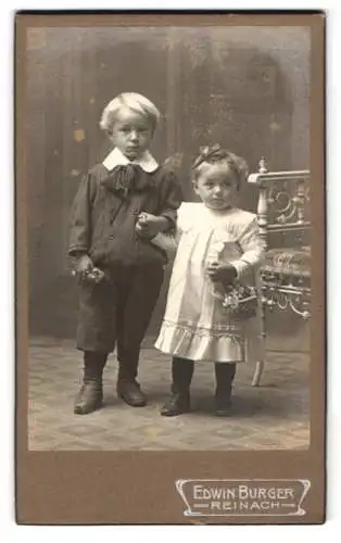 Fotografie Edwin Burger, Reinach, Zwei Kinder mit Blumen