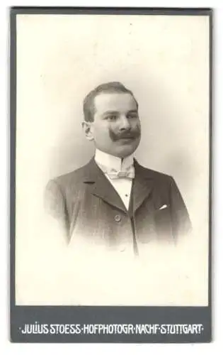 Fotografie Julius Stoess, Stuttgart, Sophienstrasse 36, Porträt eines eleganten Herren im Anzug