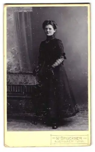 Fotografie W. Bruckner, Auerbach i/Vogtl., Elegante Dame in langem Kleid