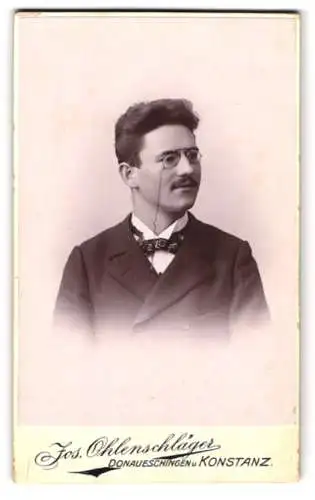 Fotografie Jos. Ohlenschläger, Donaueschingen, Karlstr. 392, Portrait eines jungen Mannes mit Brille