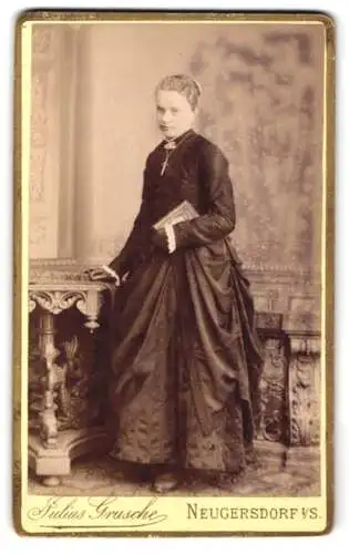 Fotografie Julius Grusche, Neugersdorf i/S., Junge Dame mit Buch in elegantem Kleid