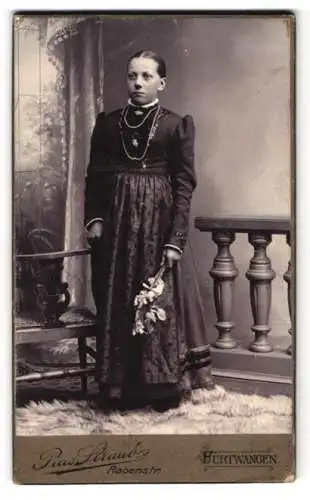 Fotografie Pius Straub, Furtwangen, Rabenstrasse, Mädchen mit Blumenstrauss neben Balustrade