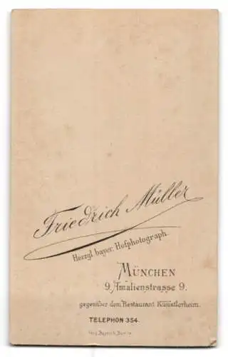 Fotografie Friedrich Müller, München, Amalienstrasse 9, Porträt einer Frau in elegantem Gewand