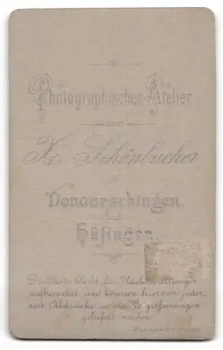 Fotografie H. Schönbucher, Donaueschingen, Brustporträt einer Frau in dunkler Bluse