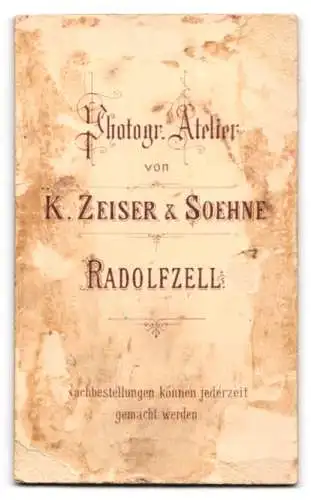 Fotografie K. Zeiser & Söhne, Radolfzell, Porträt einer Frau mit Brosche