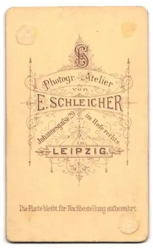 Fotografie E. Schleicher, Leipzig, Johannisgasse 29, Junge mit Buch in der Hand