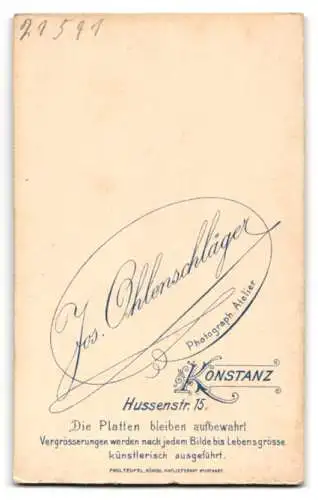 Fotografie Jos. Ohlenschläger, Konstanz, Hussenstr. 15, Porträt eines eleganten Mannes mit markantem Schnurrbart