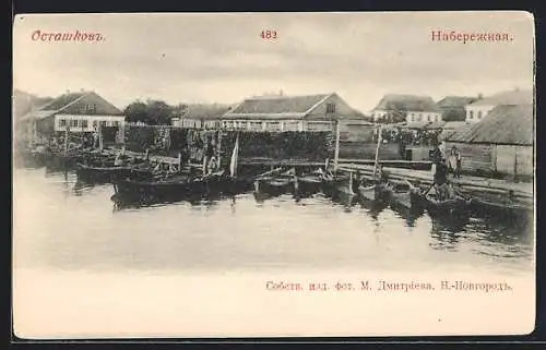 AK Ostaschkow, Uferpromenade mit Booten und Häusern