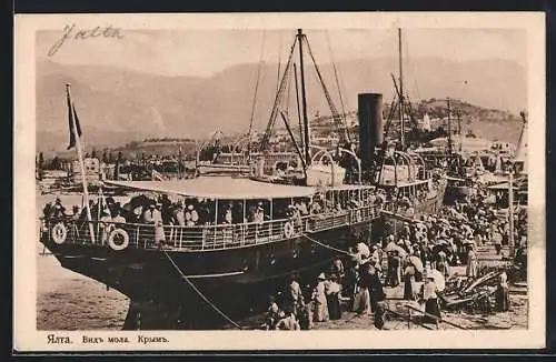 AK Jalta /Krim, Schiff mit Menschenmenge am Hafen