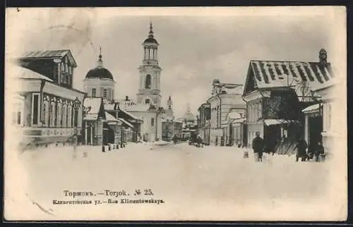 AK Torjok, Klimenowskaya Strasse mit Kirche und historischen Gebäuden im Winter