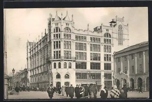 AK Moskau, Historisches Gebäude mit Menschenmenge auf belebtem Platz