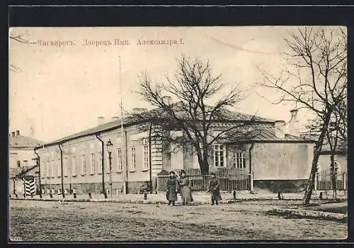 AK Taganrog, Palast von Kaiser Alexander I. mit Personen im Vordergrund