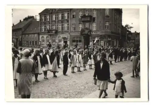 2 Fotografien unbekannter Fotograf, Ansicht Stavenhagen, Stadtsparkasse mit Strassenansicht & Festumzug