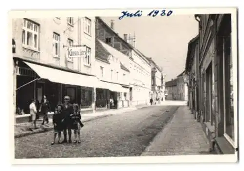 2 Fotografien unbekannter Fotograf, Ansicht Stavenhagen, Stadtsparkasse mit Strassenansicht & Festumzug