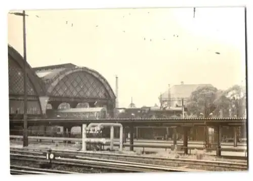 33 Fotografien Ansicht Dresden, Eisenbahn Deutsche Reichsbahn DDR, Bahnhof & verschiedene Lokomotiven, Dampflok u.a.