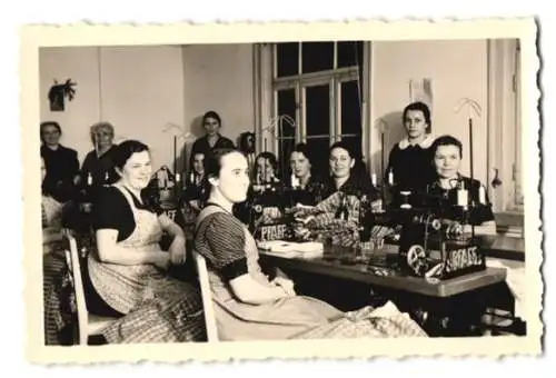 3 Fotografien Grempel, Neustadt bei Corburg, Schneiderei, Arbeitskräfte in der Produktion & Buchhaltung