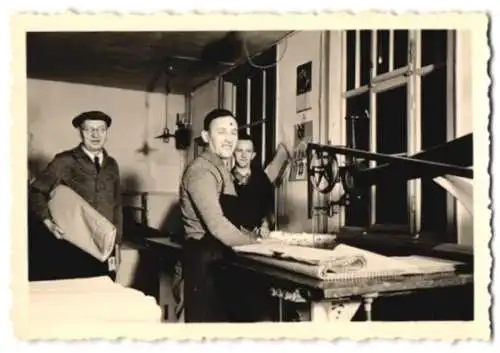 3 Fotografien Grempel, Neustadt bei Corburg, Schneiderei, Arbeitskräfte in der Produktion & Buchhaltung