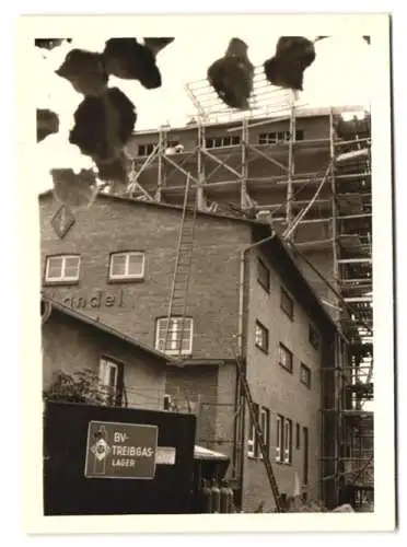 2 Fotografien unbekannter Fotograf, Ansicht Hitzacker / Elbe, Fabrikgebäude mit BV-Treibgas-Lager im Wiederaufbau