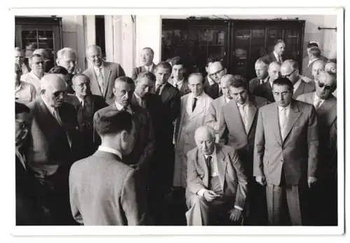 4 Fotografien Bundespräsident Theodor Heuss bei einem Empfang, Auto Mercedes Benz Adenauer Cabrio