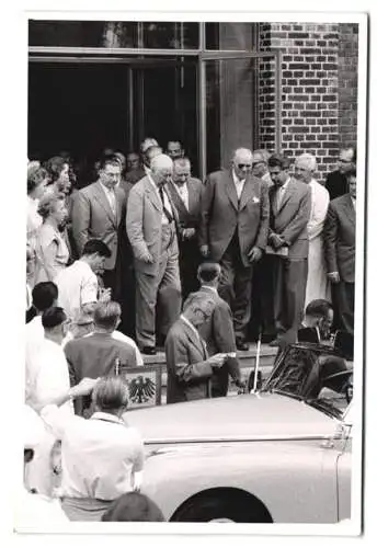 4 Fotografien Bundespräsident Theodor Heuss bei einem Empfang, Auto Mercedes Benz Adenauer Cabrio