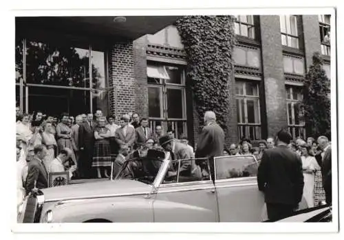 4 Fotografien Bundespräsident Theodor Heuss bei einem Empfang, Auto Mercedes Benz Adenauer Cabrio