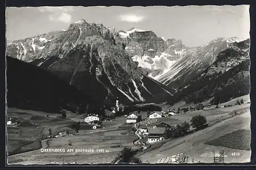 AK Obernberg am Brenner, Blick hinab auf den Ort vor hohen Bergen