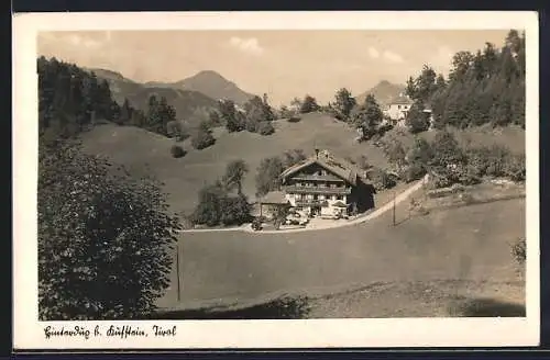 AK Hinterdux bei Kufstein, Ortsansicht mit Strasse und Bergspitzen aus der Vogelschau