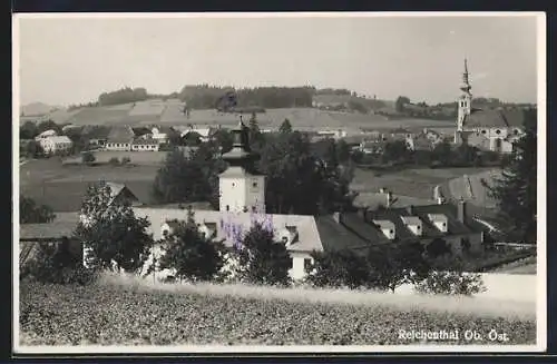 AK Reichenthal /O.-Oe., Ortsansicht mit Türmen von einer Anhöhe aus