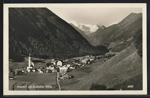 AK Neustift im Stubaital, Ortsansicht mit Bergblick