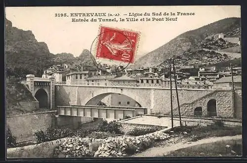 AK Entrevaux /B.-A., Ligne du Sud de la France, Entrée du Tunnel, la Ville et le Pont Neuf