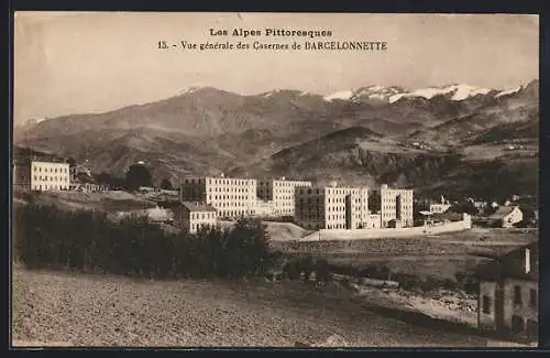 AK Barcelonnette, Les Alpes Pittoresques, Vue générale des Casernes