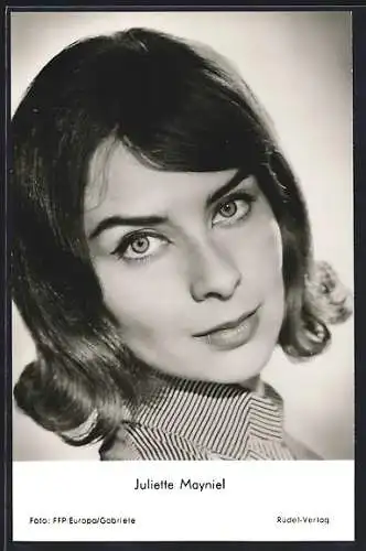 AK Schauspielerin Juliette Mayniel in Kamera blickend