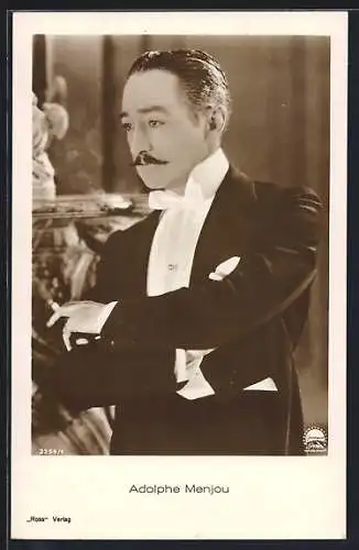 AK Schauspieler Adolphe Menjou raucht eine Zigarette