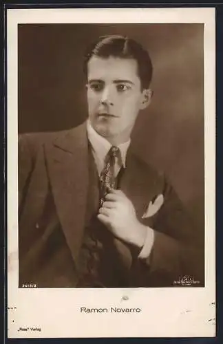 AK Schauspieler Ramon Novarro im Anzug