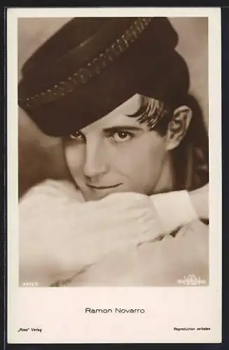 AK Schauspieler Ramon Novarro mit einem Hut