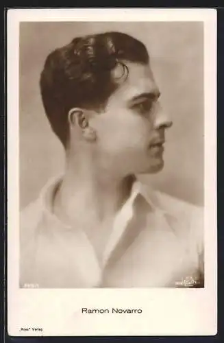 AK Schauspieler Ramon Novarro, seitliches Portrait mit weissem Hemd