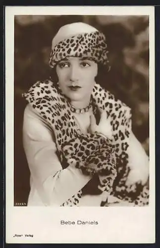 AK Schauspielerin Bebe Daniels mit Hut und Mantel