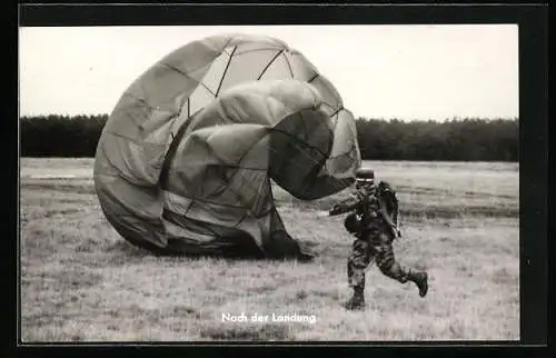 AK Fallschirmjäger der Bundeswehr nach Landung