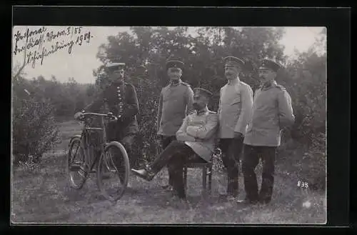 Foto-AK Deutsche Soldaten mit Fahrrad