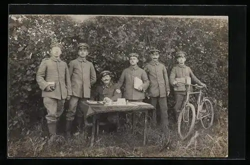 Foto-AK Deutsche Soldaten mit Fahrrad