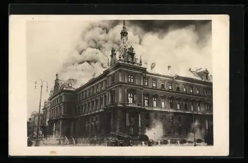 AK Wien, Brand des Justizpalastes am 15. Juli 1927, Strassenansicht des brennenden Gebäudes