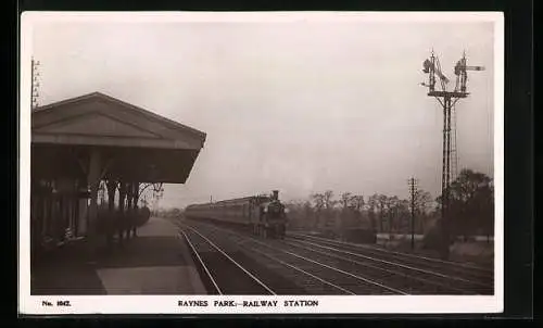 AK Raynes Park, Train at the Railway Station