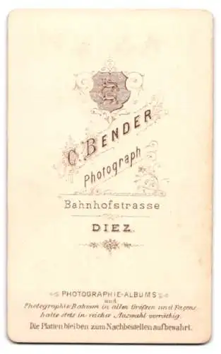 Fotografie G. Bender, Diez, Bahnhofstrasse, Porträt einer jungen Frau in festlicher Kleidung