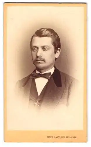 Fotografie Jean Baptiste Feilner, Wien, Getreidemarkt 3, Portrait eines elegant gekleideten Mannes