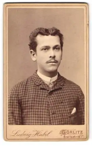 Fotografie Ludwig Habel, Görlitz, Breitestr. 16, Porträt eines jungen Mannes mit Schnurrbart