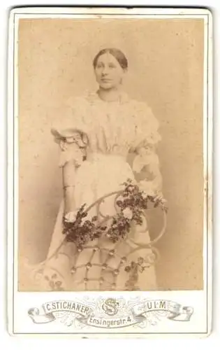 Fotografie C. Stichaner, Ulm, Ensingerstr. 4, Eine junge Frau mit blumengeschmückter Rankhilfe