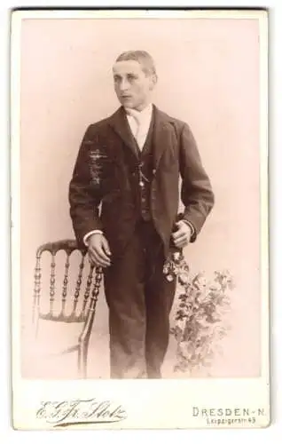 Fotografie E.G. Friedrich Stotz, Dresden, Leipzigerstr. 49, Porträt eines jungen Mannes im Anzug